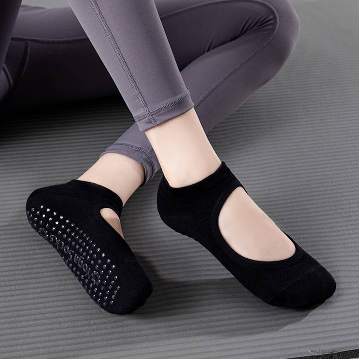 Non-Slip Yoga Socks for Women  - Pilates & Yoga Unleashed Studio Tuckahoe recensione e prezzo
