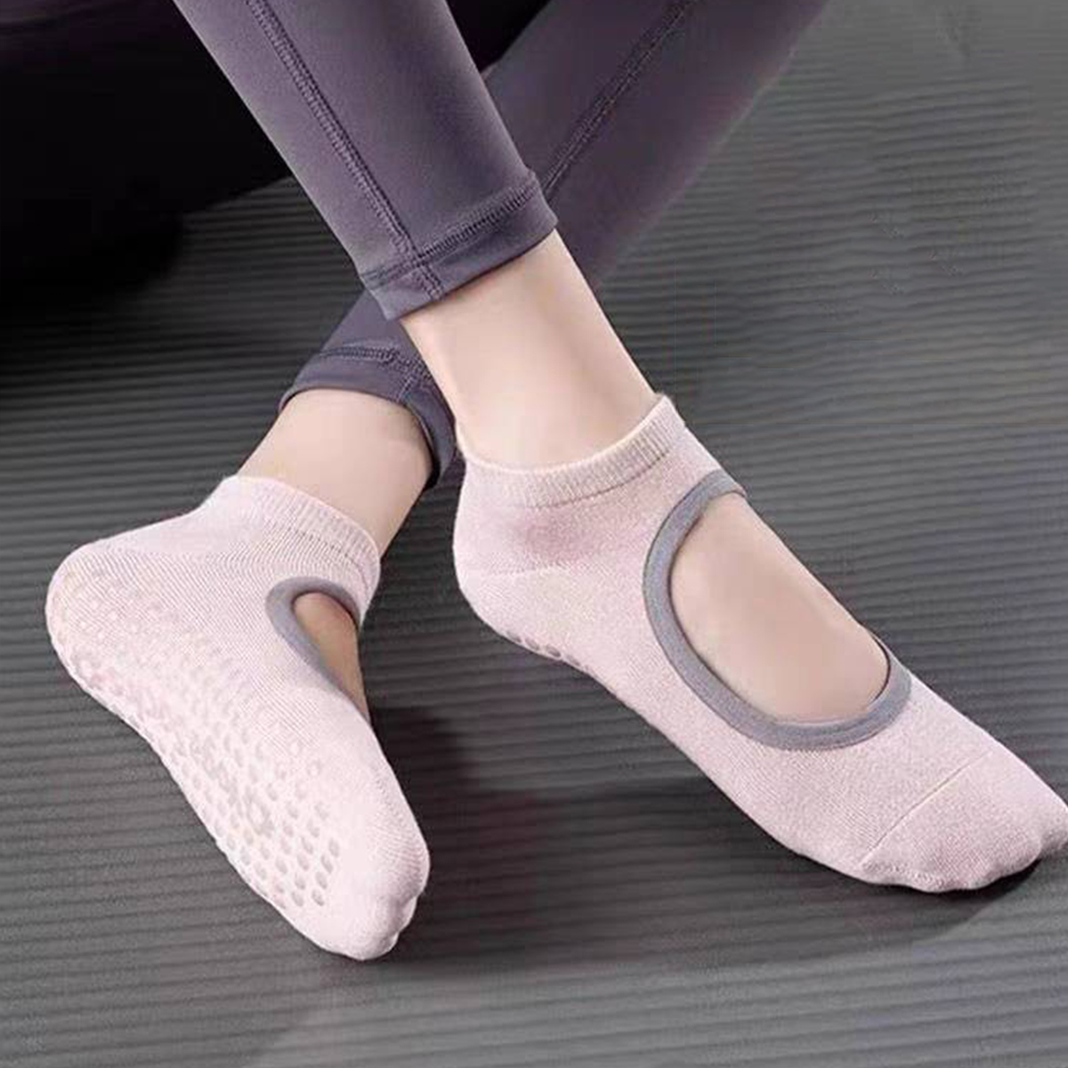 Non-Slip Yoga Socks for Women  - Pilates & Yoga Unleashed Studio Tuckahoe recensione e prezzo